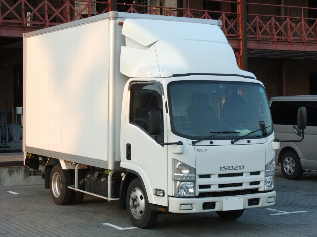 ISUZU_ELF,_6th_Gen,_Hi-cab_White_Box_truck